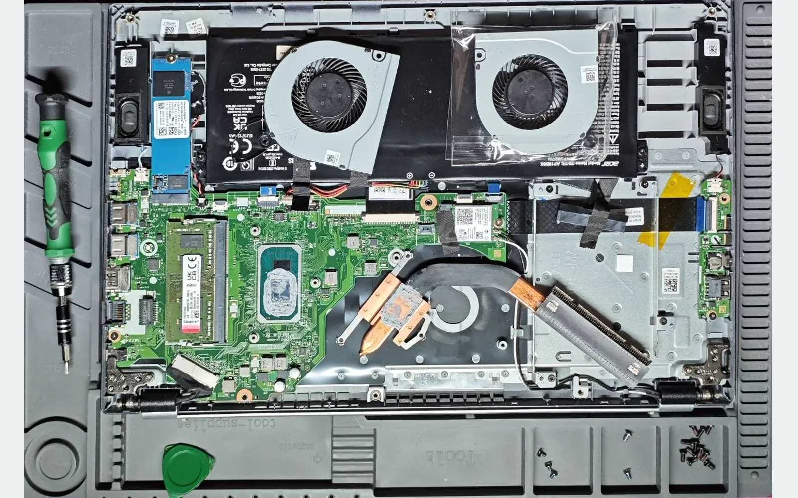 Ноутбук Acer с открытой системой охлаждения и инструментом