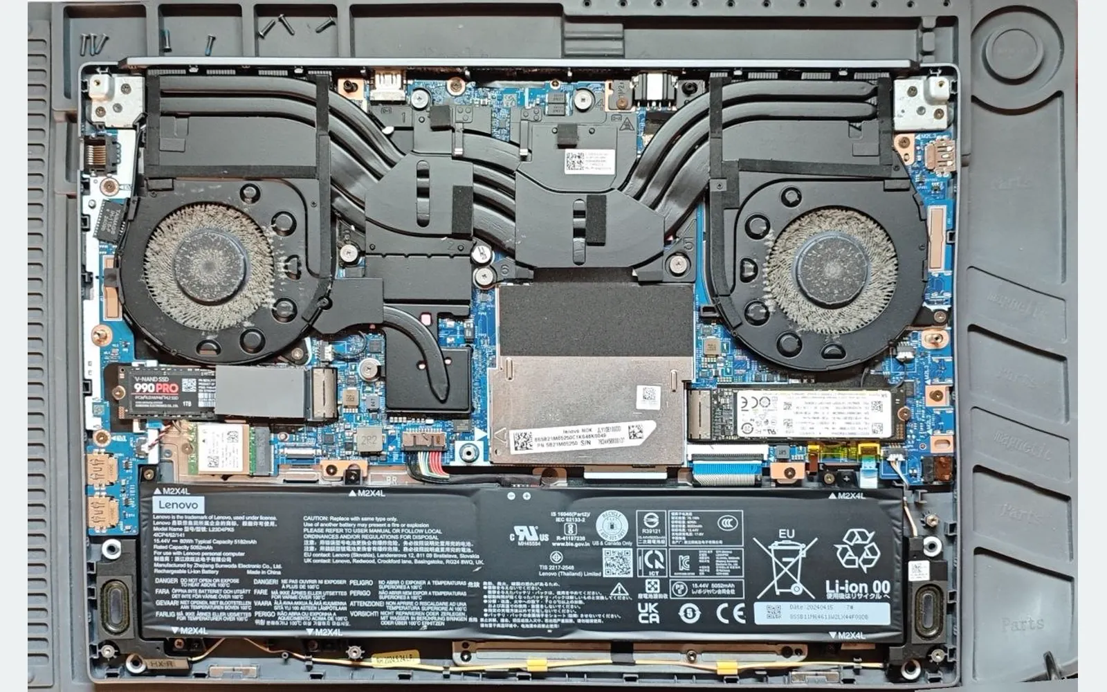Разобранный ноутбук Lenovo с двумя вентиляторами и накопителем