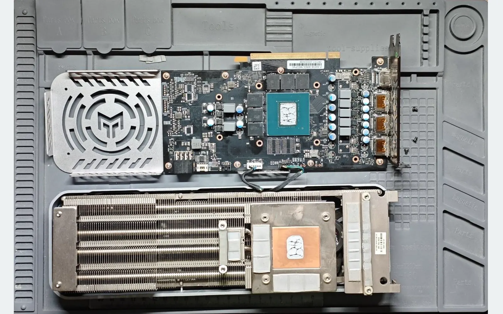 Разобранная видеокарта GALAX RTX 3060 с радиатором и платой